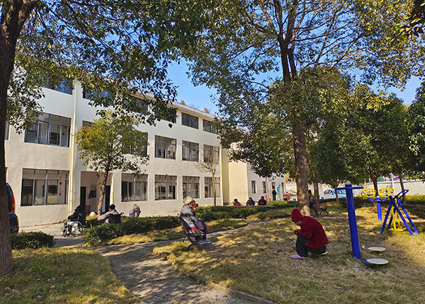 戶(hù)外曬太陽(yáng)